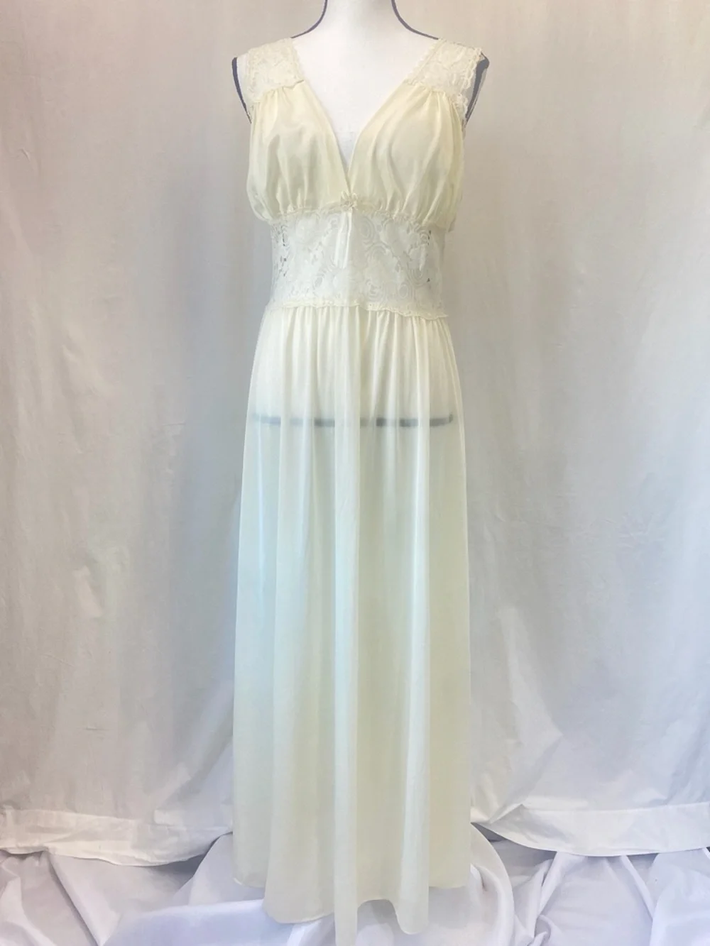 Vintage sheer nylon/chiffon nightgown lingerie Ivory Cream Lace 60s 70s Small - Picture 6 of 16